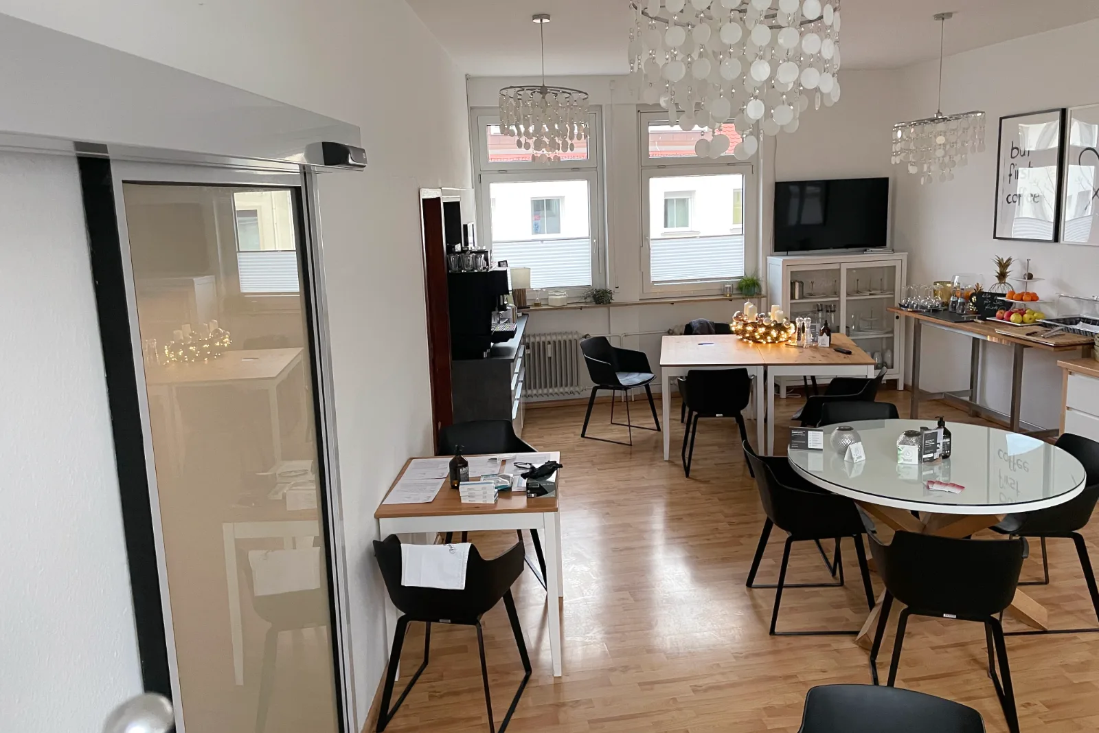 Frühstücksraum im Hotel mit einflügligliger elektrischer Schiebtür Frühstücksraum im Hotel mit einflügligliger elektrischer Schiebtür