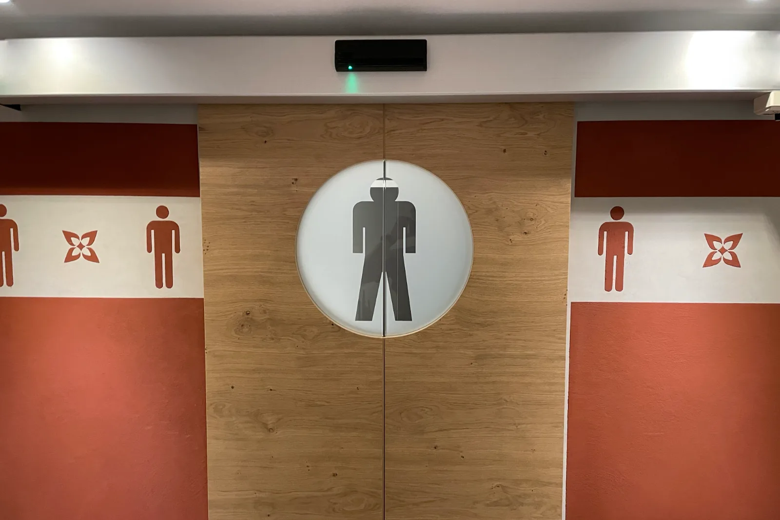 Automatische Schiebetür Gastro WC kontaktlos Automatische Schiebetür Gastro WC kontaktlos