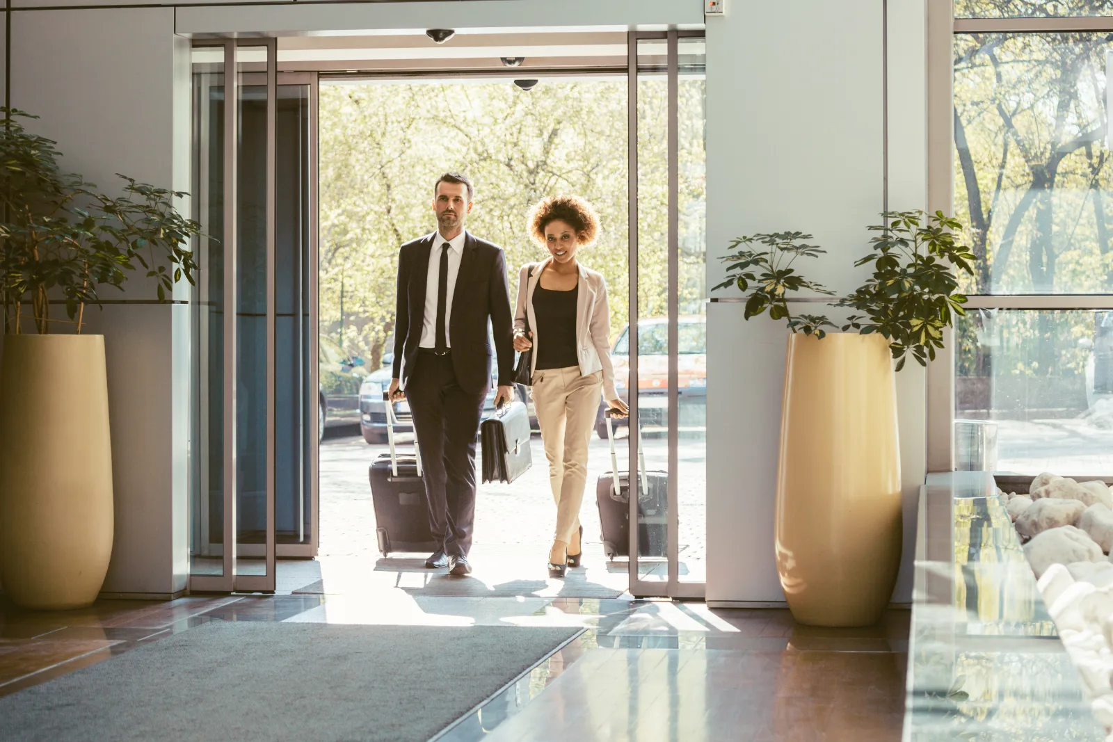 Zwei automatische Teleskop-Schiebetüren im Hotel als Windfang Zwei automatische Teleskop-Schiebetüren im Hotel als Windfang